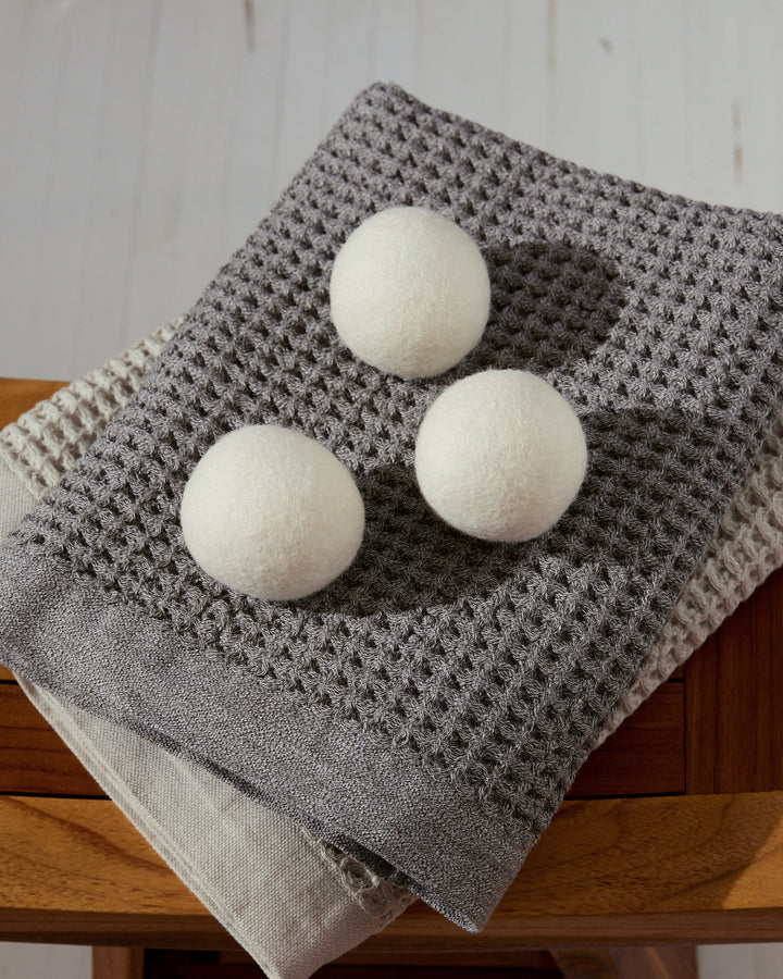 https://onsentowel.com/cdn/shop/files/ON_PDP_WoolDryerBalls_2Lifestyle_7eeb99b1-fd30-48f3-bf08-5626df0210ca.jpg?v=1692976605&width=720